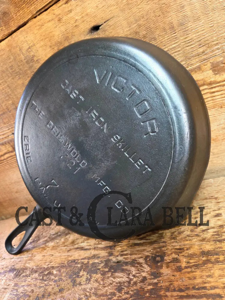 1920’s Griswold’s Victor #7 Skillet with Heat Ring Fully Marked 721. Amazing Sauté skillet Skillet
