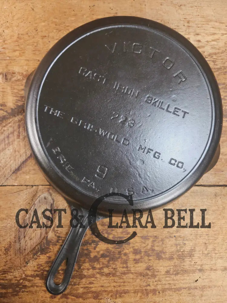 1920’s Griswold’s Victor #9 Skillet with Heat Ring 723. Hard to Find and Amazing in the kitchen! Skillet