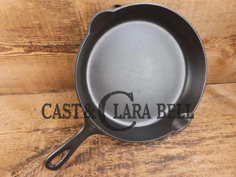 1920’s Griswold’s Victor #9 Skillet with Heat Ring 723. Hard to Find and Amazing in the kitchen! Skillet
