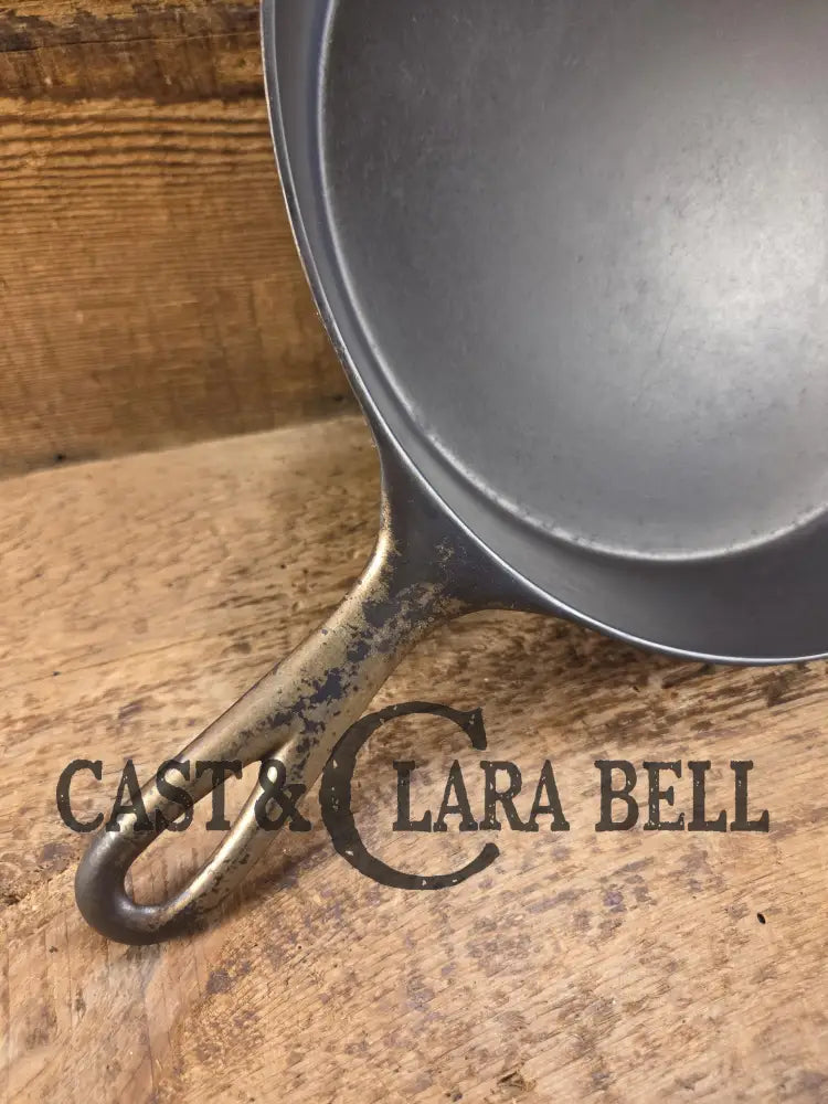 1920’s Wagner Sidney O #9C ’Arc Straight’ Skillet Heat Ring. Beautiful design superior performance. Nickel exterior