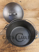 1930’s Beautiful fully restored Wagner #8 Dutch Oven with Sawtooth drip style lid. Perfect for soups breads or stews!