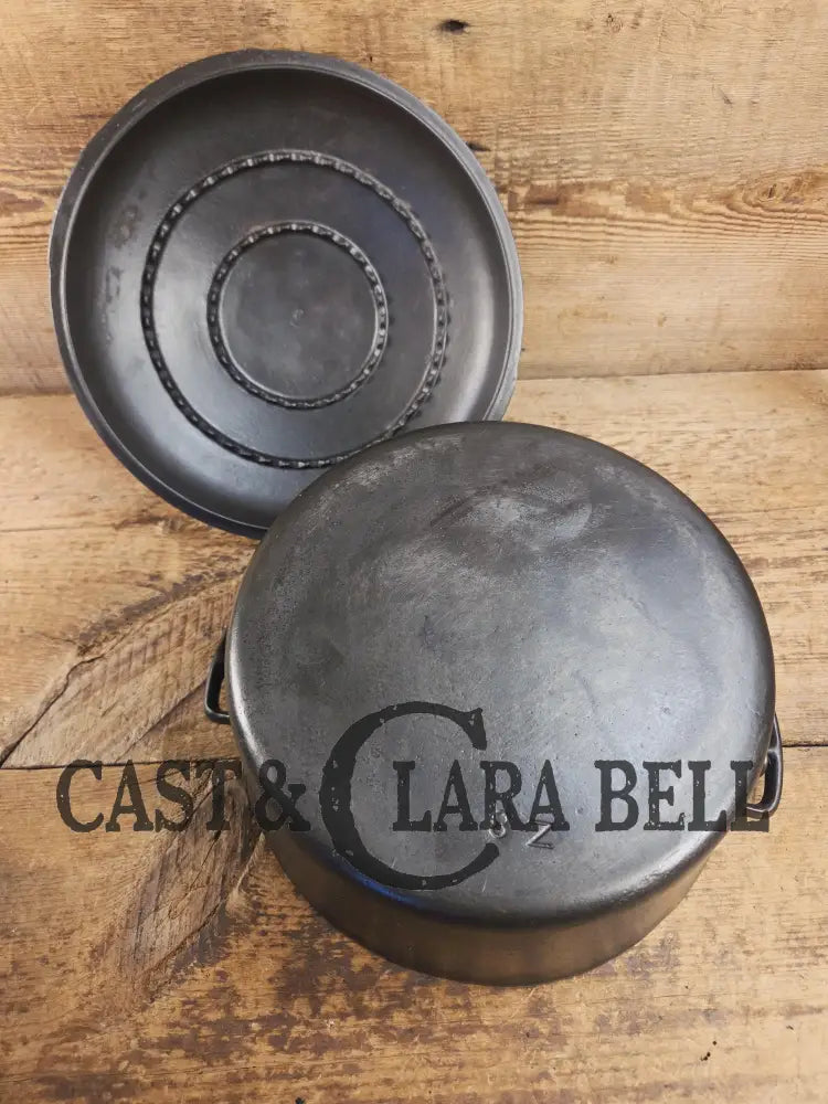 1930’s Beautiful fully restored Wagner #8 Dutch Oven with Sawtooth drip style lid. Perfect for soups breads or stews!