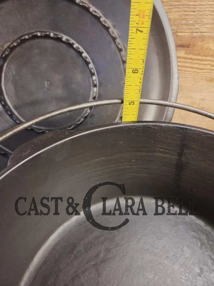 1930’s Beautiful fully restored Wagner #8 Dutch Oven with Sawtooth drip style lid. Perfect for soups breads or stews!