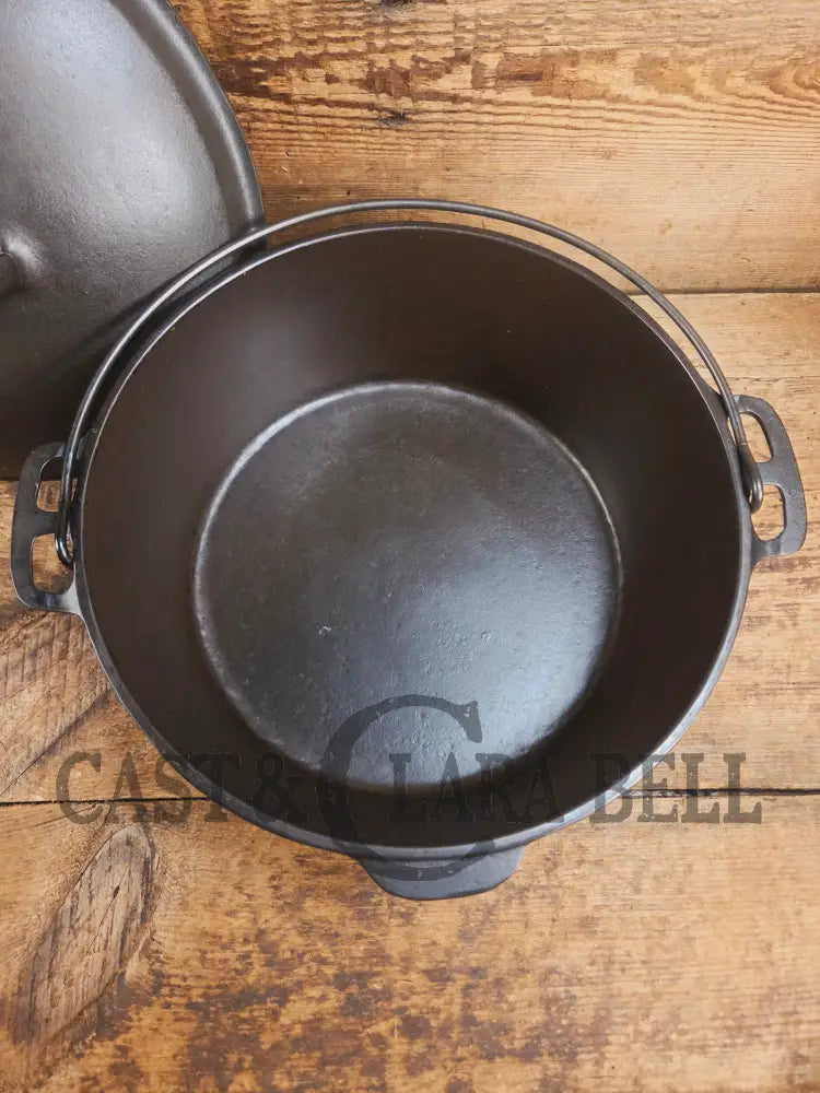 1930’s Beautiful fully restored Wagner #8A Dutch Oven with Sawtooth drip style lid. Perfect for soups breads or stews!