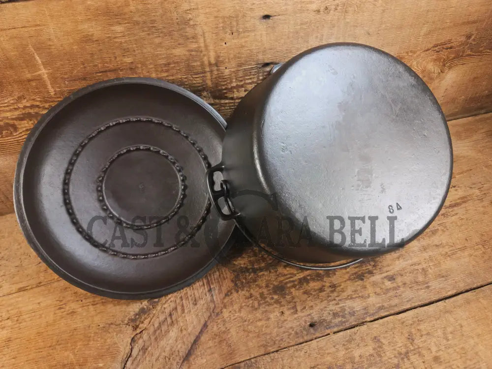 1930’s Beautiful fully restored Wagner #8A Dutch Oven with Sawtooth drip style lid. Perfect for soups breads or stews!