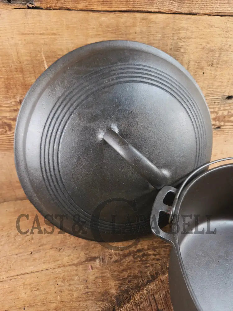 1930’s Beautiful! Wagner #8 Dutch Oven with Ring pattern Lid 1268 C. Perfect for soups breads or stews! - Dutch Ovens