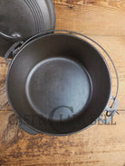 1930’s Beautiful! Wagner #8 Dutch Oven with Ring pattern Lid 1268 C. Perfect for soups breads or stews! - Dutch Ovens