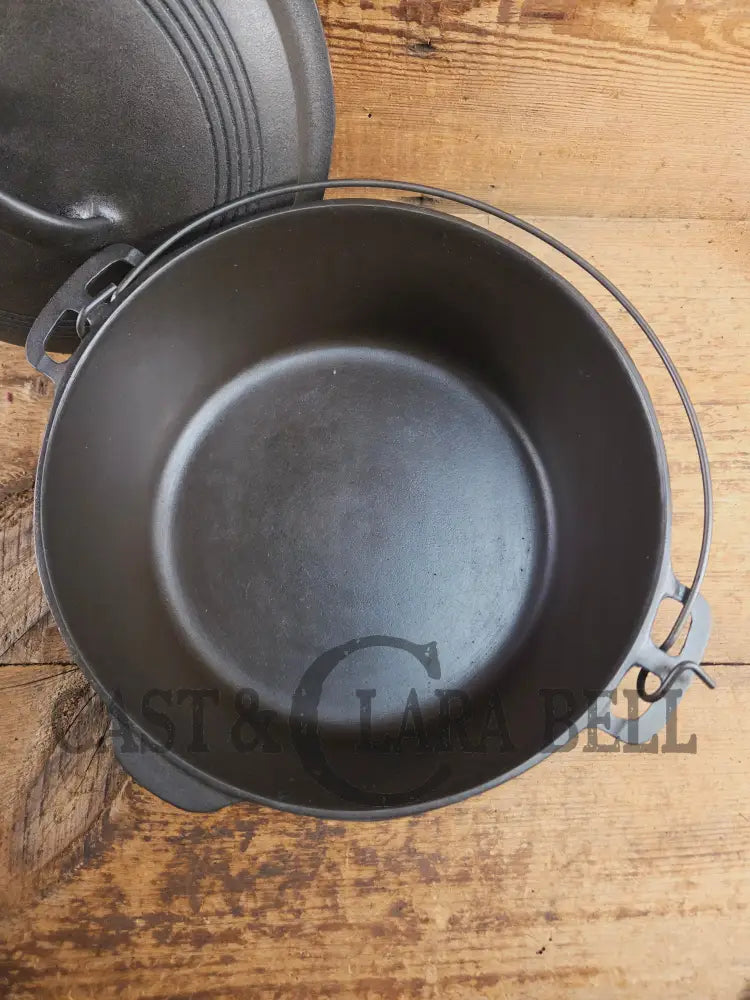 1930’s Beautiful! Wagner #8 Dutch Oven with Ring pattern Lid 1268 C. Perfect for soups breads or stews! - Dutch Ovens