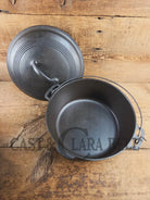 1930’s Beautiful! Wagner #8 Dutch Oven with Ring pattern Lid 1268 C. Perfect for soups breads or stews! - Dutch Ovens