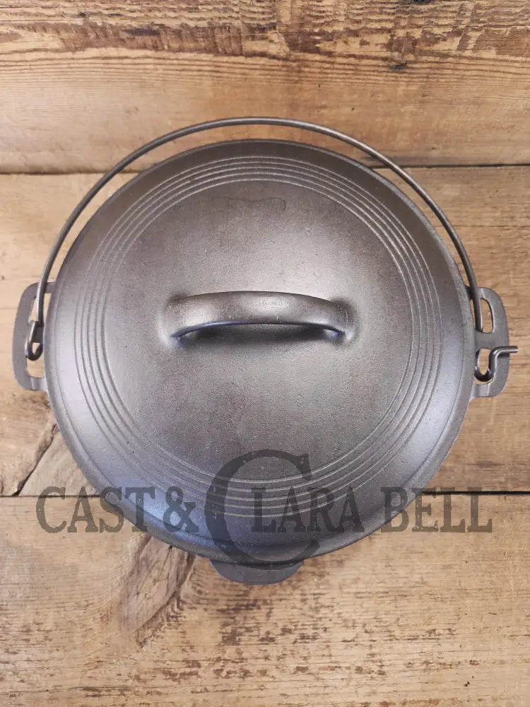 1930’s Beautiful! Wagner #8 Dutch Oven with Sawtooth pattern Lid 1268 B. Perfect for soups breads or stews! Dutch Ovens
