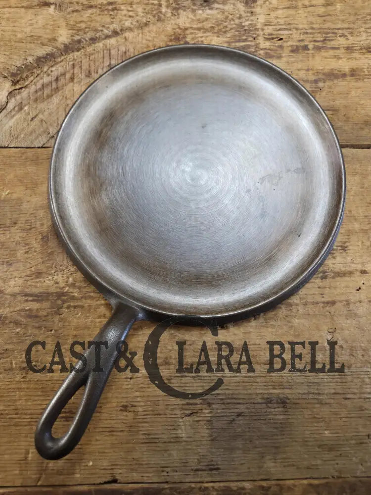 1930’s Era Wagner Ware #9 Cast Iron Round Griddle 1109 A. Universal use in the kitchen and perfect size for small