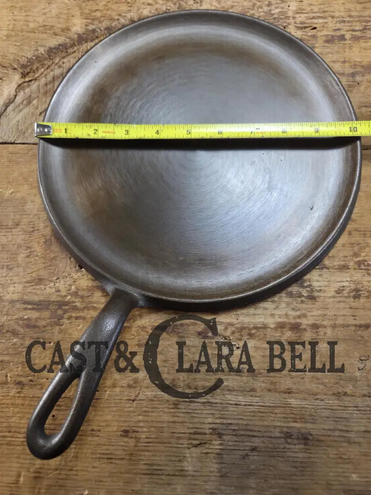 1930’s Era Wagner Ware #9 Cast Iron Round Griddle 1109 A. Universal use in the kitchen and perfect size for small