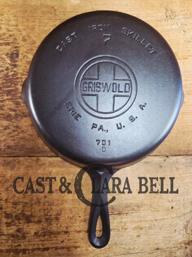1930’s Griswold #7 Skillet with Large Block Logo and Smooth Bottom 701 D. See description Skillet