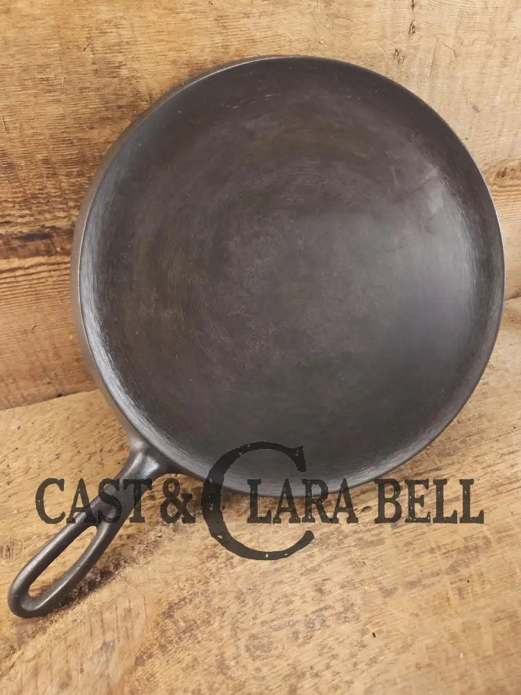 1930’s Wagner #9 Round Griddle Stylized Logo 1109 D. Perfect for grilled cheese omelettes and flat iron cooking!