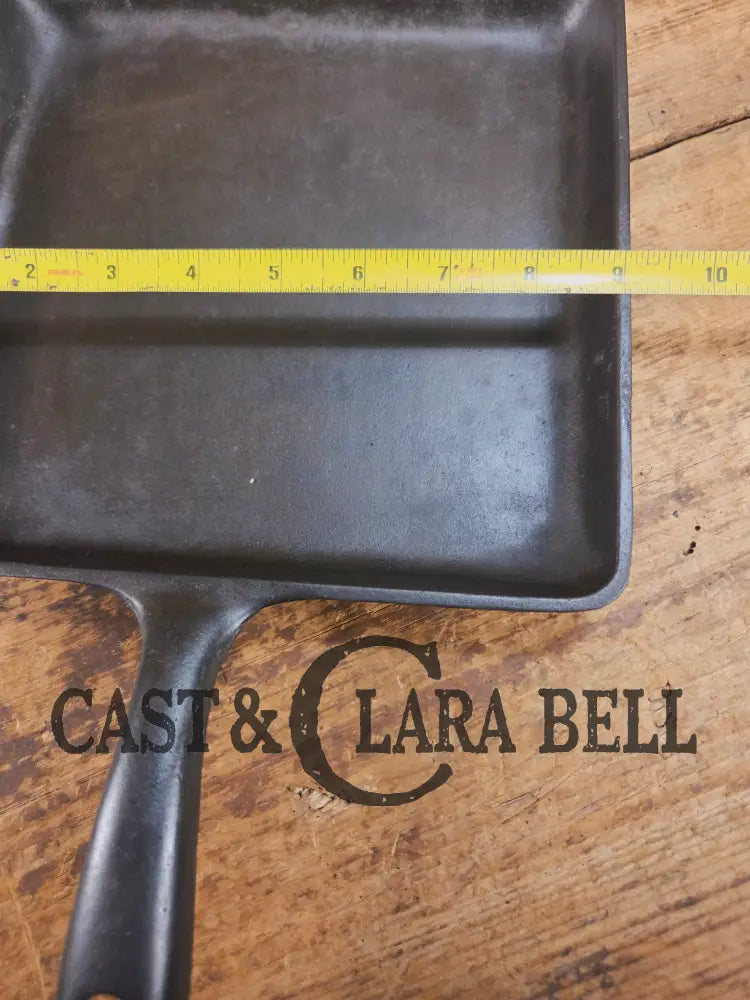 1930’s Wagner Square Skillet with Stylized Logo 1103 Bacon Skillet. GREAT pan to have in the kitchen! Skillet