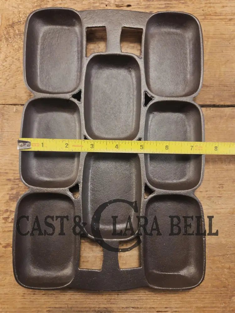 1930’s Wagner Ware Cast Iron Oblong shallow Gem pan 8 cup 1329 ’G’. Perfect for cornbread muffins or biscuits! Bakeware