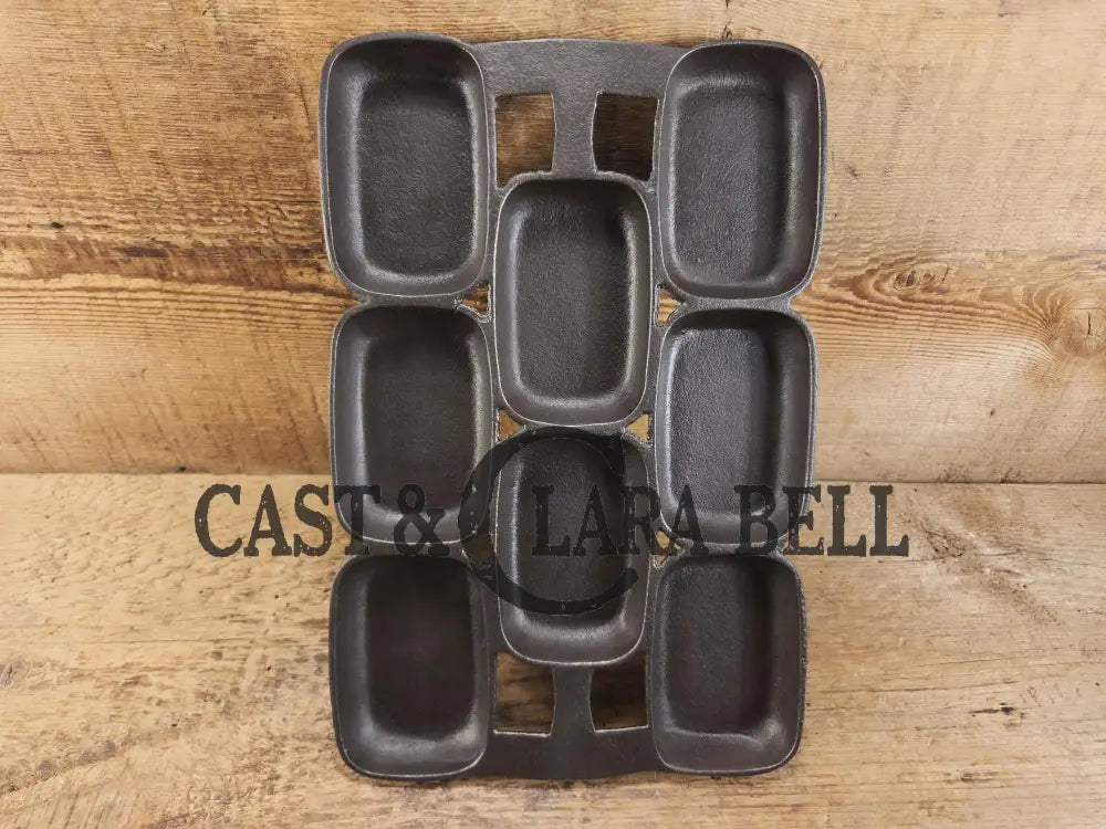 1930’s Wagner Ware Cast Iron Oblong shallow Gem pan 8 cup 1329 ’G’. Perfect for cornbread muffins or biscuits! Bakeware