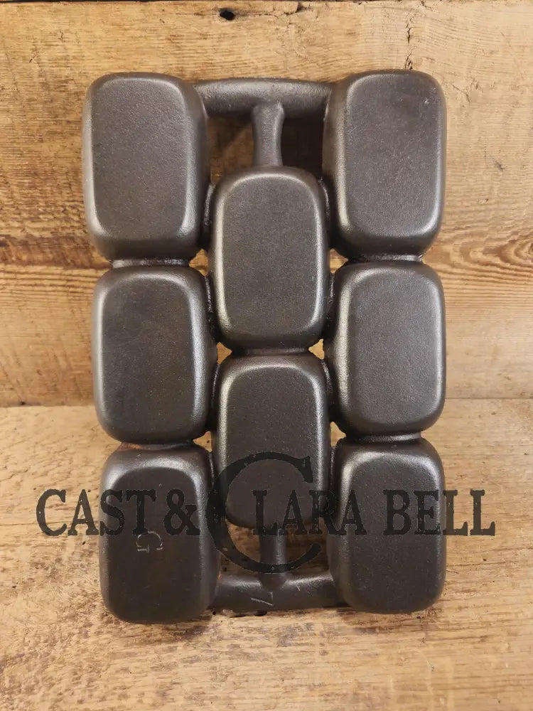 1930’s Wagner Ware Cast Iron Oblong shallow Gem pan 8 cup 1329 ’G’. Perfect for cornbread muffins or biscuits! Bakeware