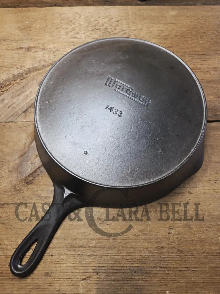 1930’s Wardway by Wagner Cast iron Skillet. #9 Size #1433. These are not found often beautiful every day skillet with a