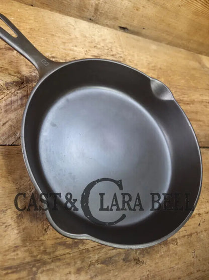 1940’s Griswold No. 8 Cast Iron Skillet with GROOVE handle and Small Block Logo 704 F. In beautiful condition. Almost