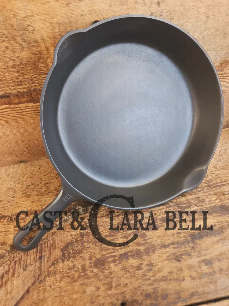 1940’s Griswold No. 8 Cast Iron Skillet with Small Block Logo 704 A. In beautiful condition. Almost mint - Skillet