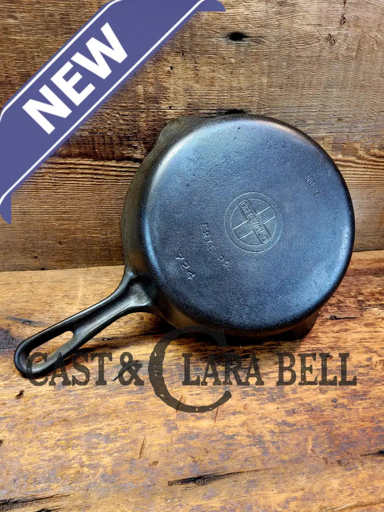 1940’S Unique Griswold No. 5 Skillet With Groove Handle. Small Block Logo And Smooth Bottom 724.