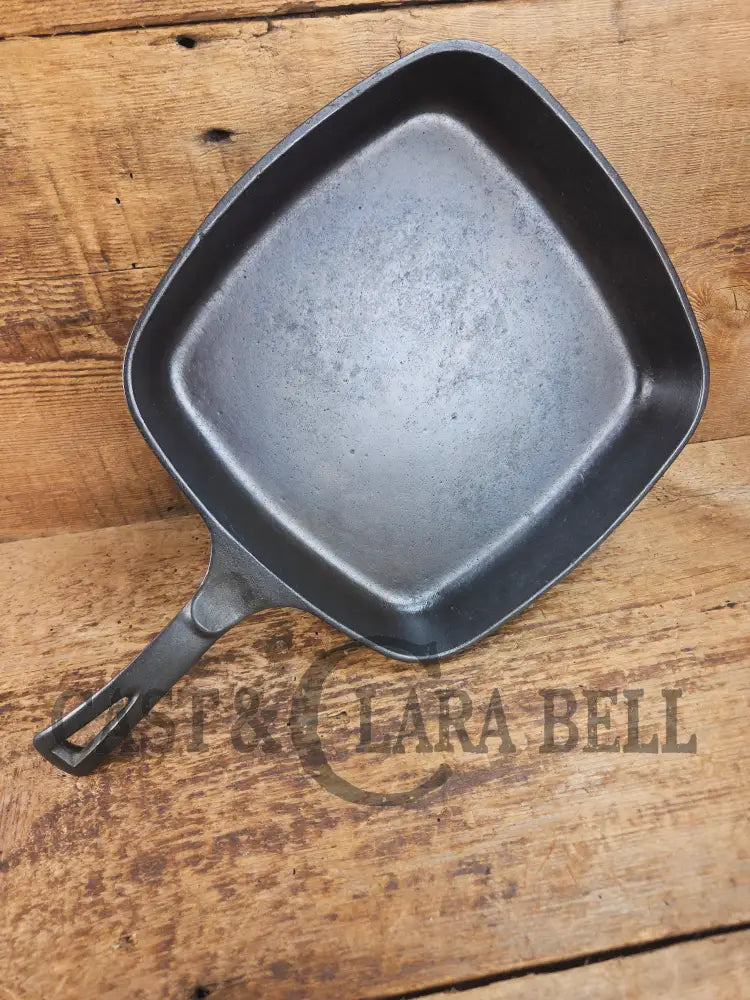 1940’s Wagner Square Skillet with Stylized Logo 1218 D. GREAT pan to have in the kitchen! Skillet