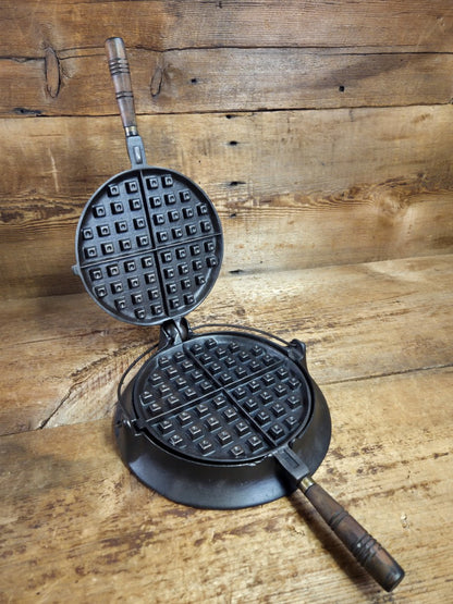 EARLY 1900's Wagner MFG Co, 1892 No. 8 Waffle Iron with Short Base!  Just Gorgeous!
