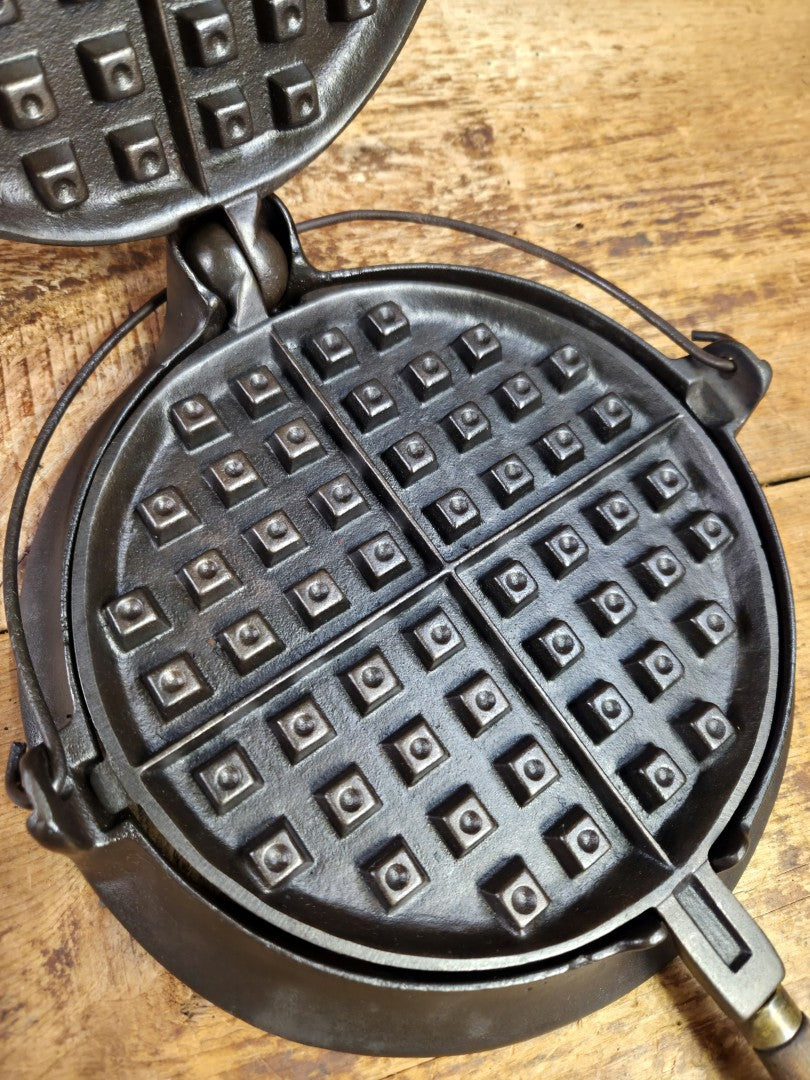EARLY 1900's Wagner MFG Co, 1892 No. 8 Waffle Iron with Short Base!  Just Gorgeous!