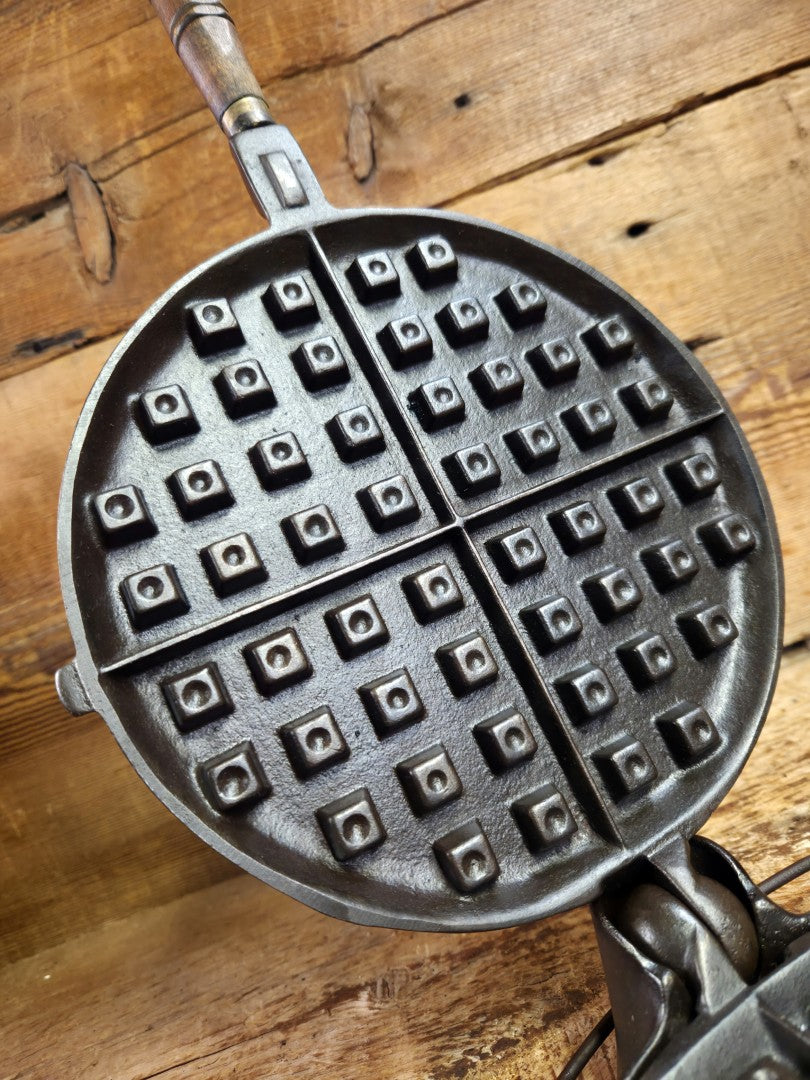 EARLY 1900's Wagner MFG Co, 1892 No. 8 Waffle Iron with Short Base!  Just Gorgeous!