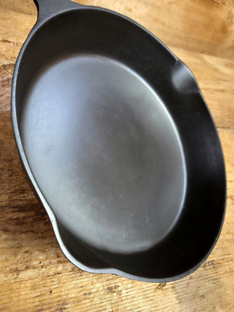 The Classic 8! 1940’s Iron Mountain by Griswold #8 Skillet with Heat Ring 1033. Unique brand from an iconic company