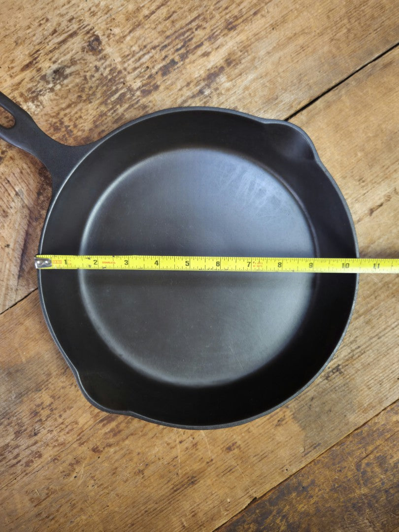 The Classic 8! 1940’s Iron Mountain by Griswold #8 Skillet with Heat Ring 1033. Unique brand from an iconic company