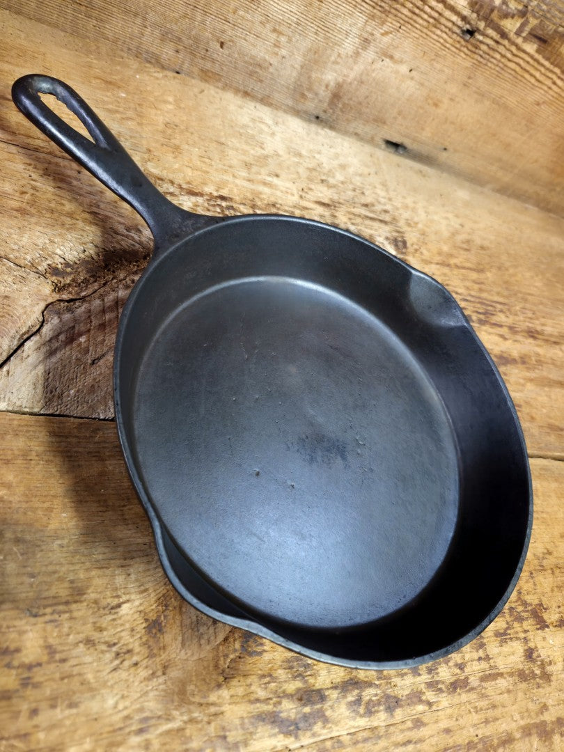 Late 1800’s Unknown Maker Antique #7 Skillet Fancy Handle. Very cool piece to use similar to Griswold Erie Skillet