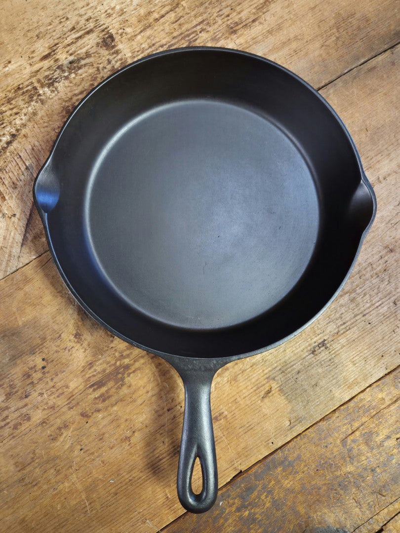 Great skillet and awesome story! 1920’s Chicago Hardware Foundry #9 ’Diamond’ skillet Skillet