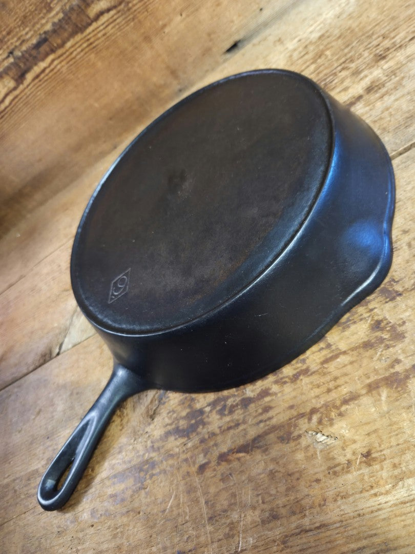 Great skillet and awesome story! 1920’s Chicago Hardware Foundry #9 ’Diamond’ skillet Skillet