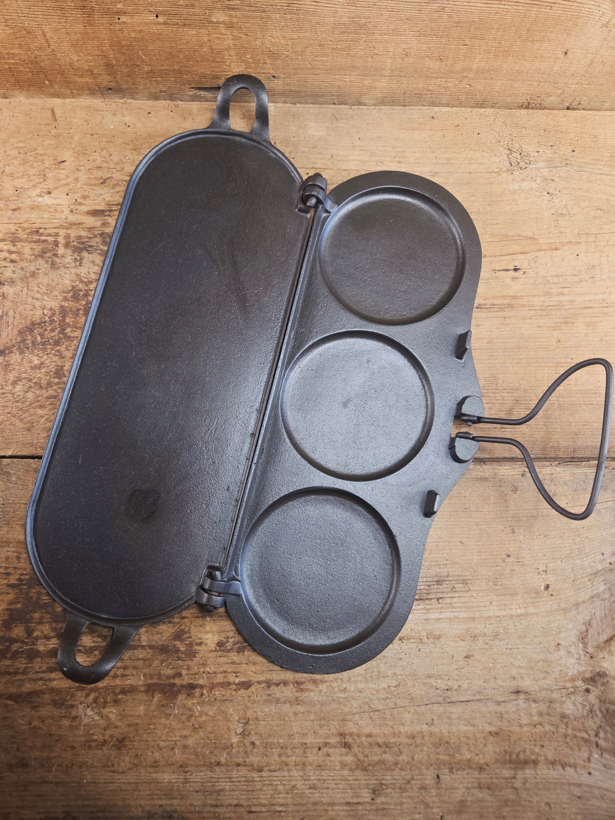 Hot Item!! Late 1800’s Fully Marked Highland Foundry Co pancake flop griddle. Very unique gift idea and new family