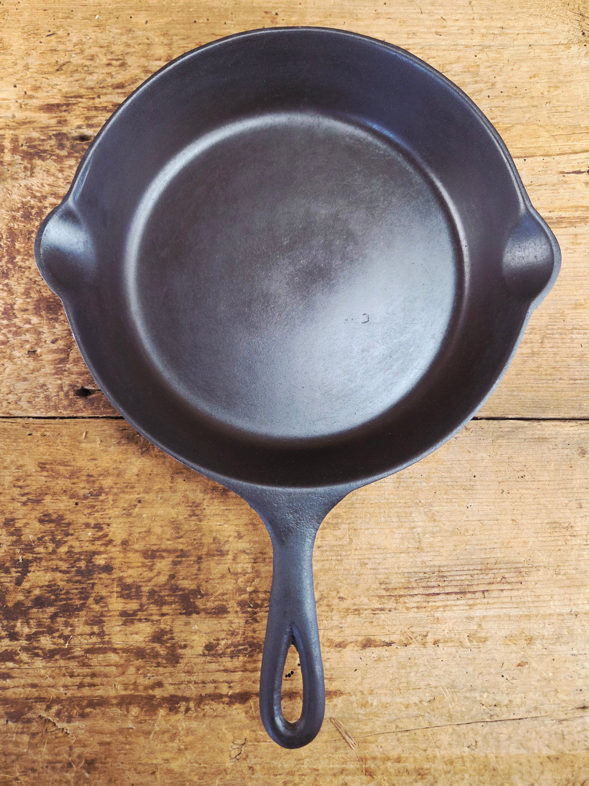 Gorgeous Early 1900’s Lodge #6 Skillet with Single Notch Heat Ring with ’I’ makers mark. Not an easy one to find.