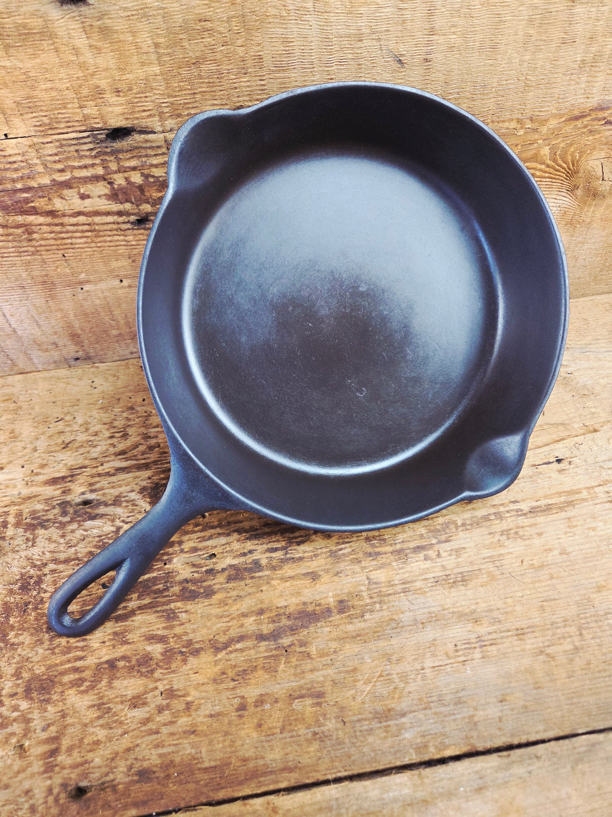 Gorgeous Early 1900’s Lodge #6 Skillet with Single Notch Heat Ring with ’I’ makers mark. Not an easy one to find.