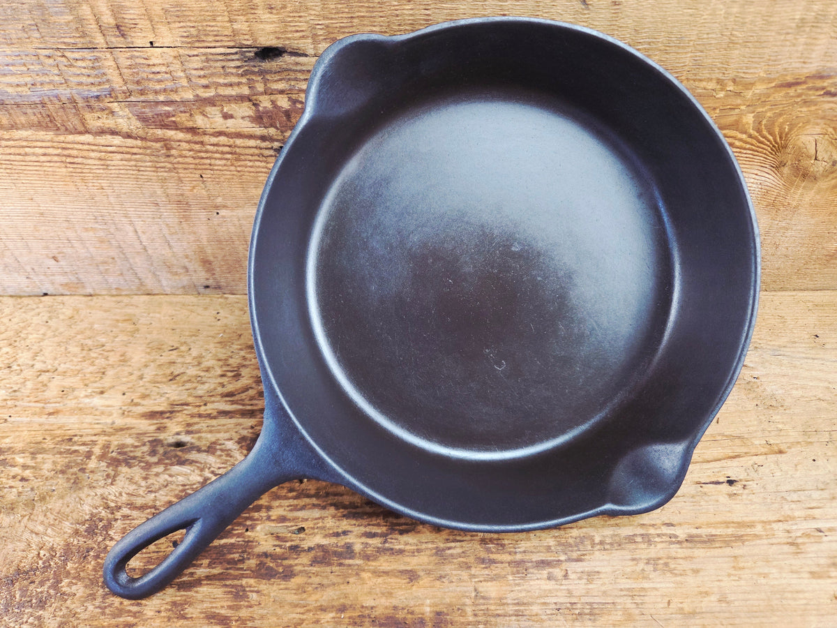 Gorgeous Early 1900’s Lodge #6 Skillet with Single Notch Heat Ring with ’I’ makers mark. Not an easy one to find.