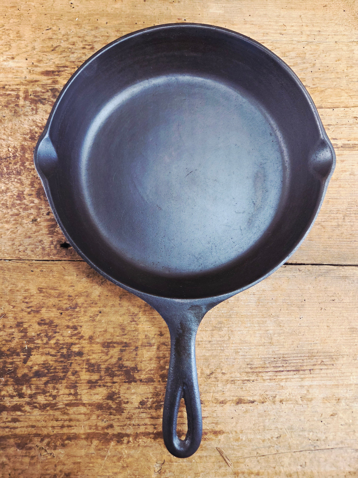 Gorgeous 1940’s Lodge #6 Skillet with 3-Notch Heat Ring. Perfect for the whole family perfect for sauté and sides