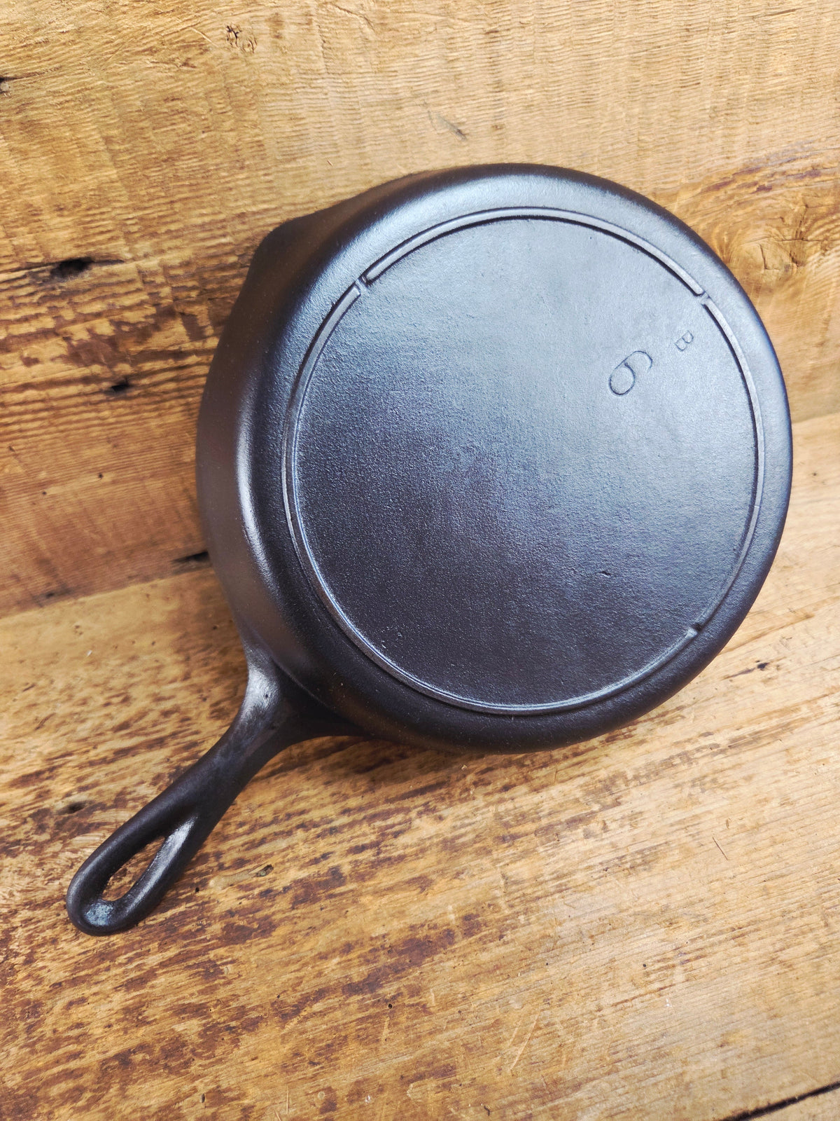 Gorgeous 1940’s Lodge #6 Skillet with 3-Notch Heat Ring. Perfect for the whole family perfect for sauté and sides