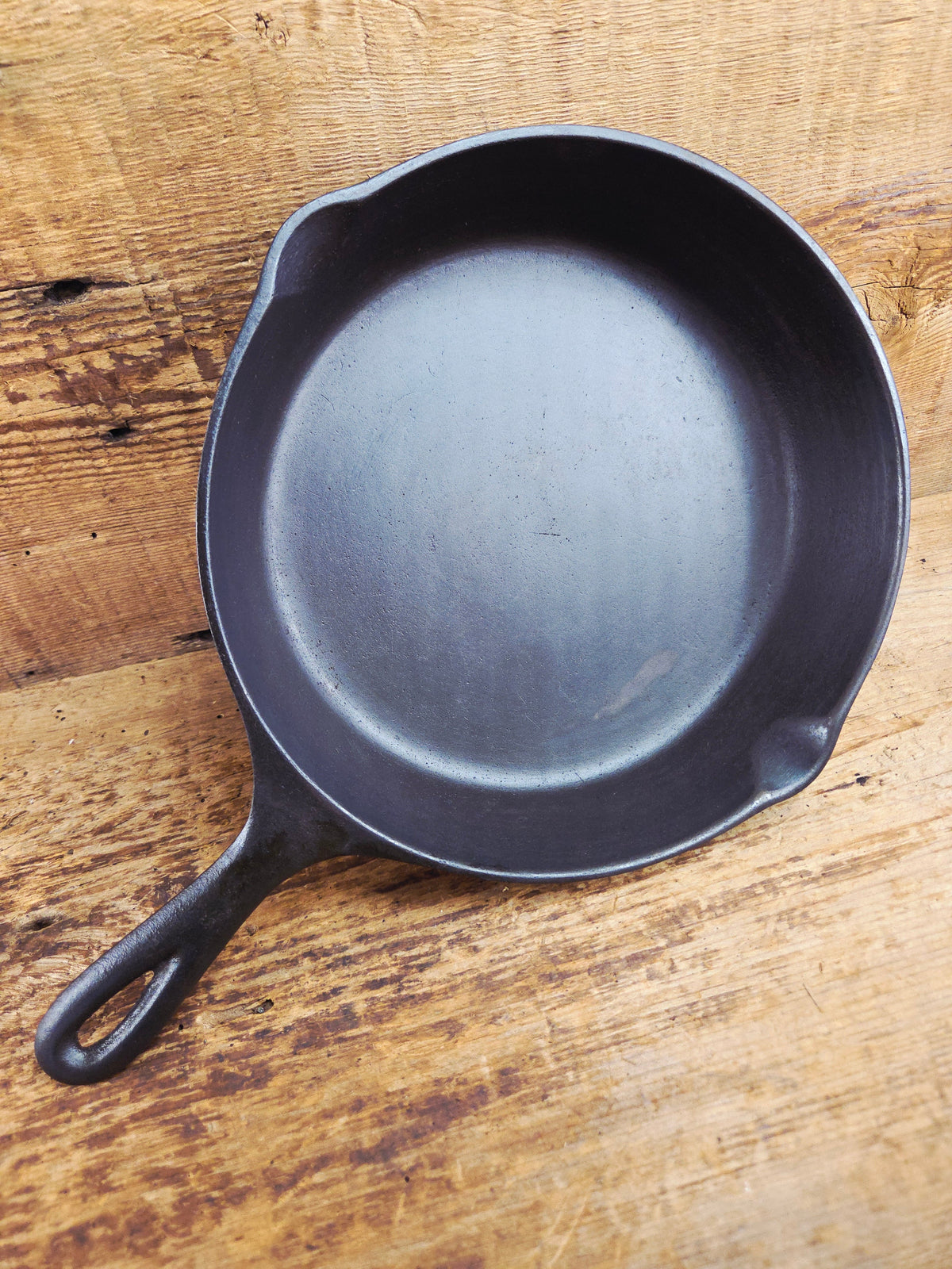 Gorgeous 1940’s Lodge #6 Skillet with 3-Notch Heat Ring. Perfect for the whole family perfect for sauté and sides