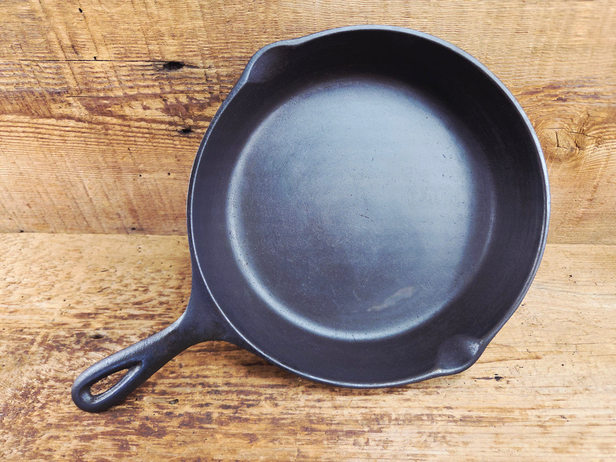 Gorgeous 1940’s Lodge #6 Skillet with 3-Notch Heat Ring. Perfect for the whole family perfect for sauté and sides