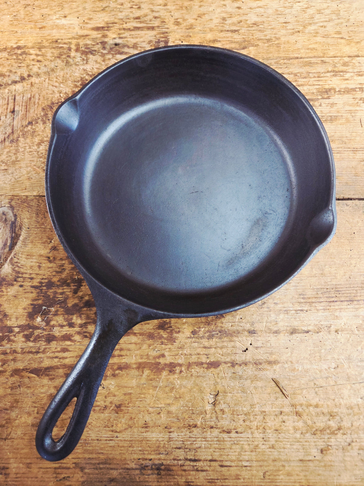 Gorgeous 1940’s Lodge #6 Skillet with 3-Notch Heat Ring. Perfect for the whole family perfect for sauté and sides