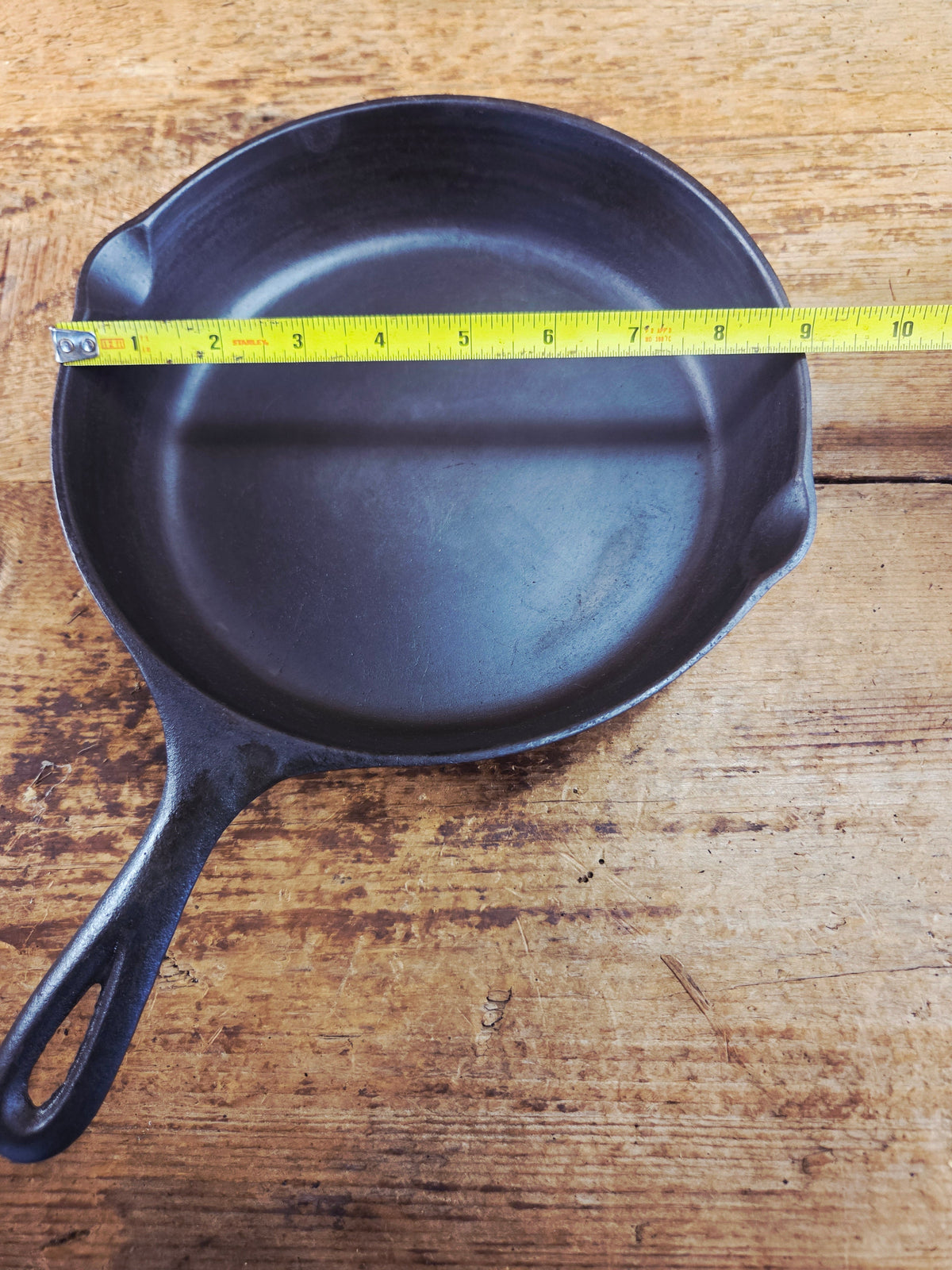 Gorgeous 1940’s Lodge #6 Skillet with 3-Notch Heat Ring. Perfect for the whole family perfect for sauté and sides