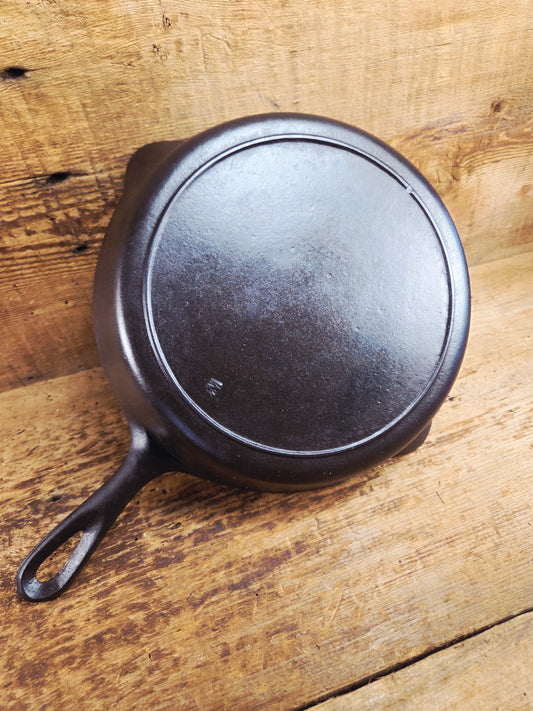 1910's very early Lodge #8 Cast Iron Skillet with Single Notch and Raised W at 6 O'clock position