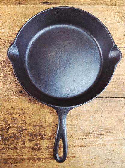 1910's very early Lodge #8 Cast Iron Skillet with Single Notch and Raised W at 6 O'clock position