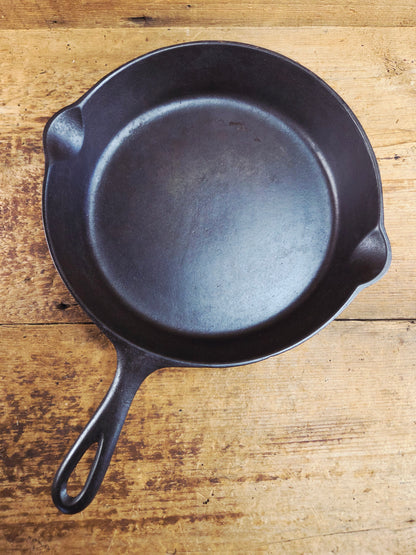 1910's very early Lodge #8 Cast Iron Skillet with Single Notch and Raised W at 6 O'clock position