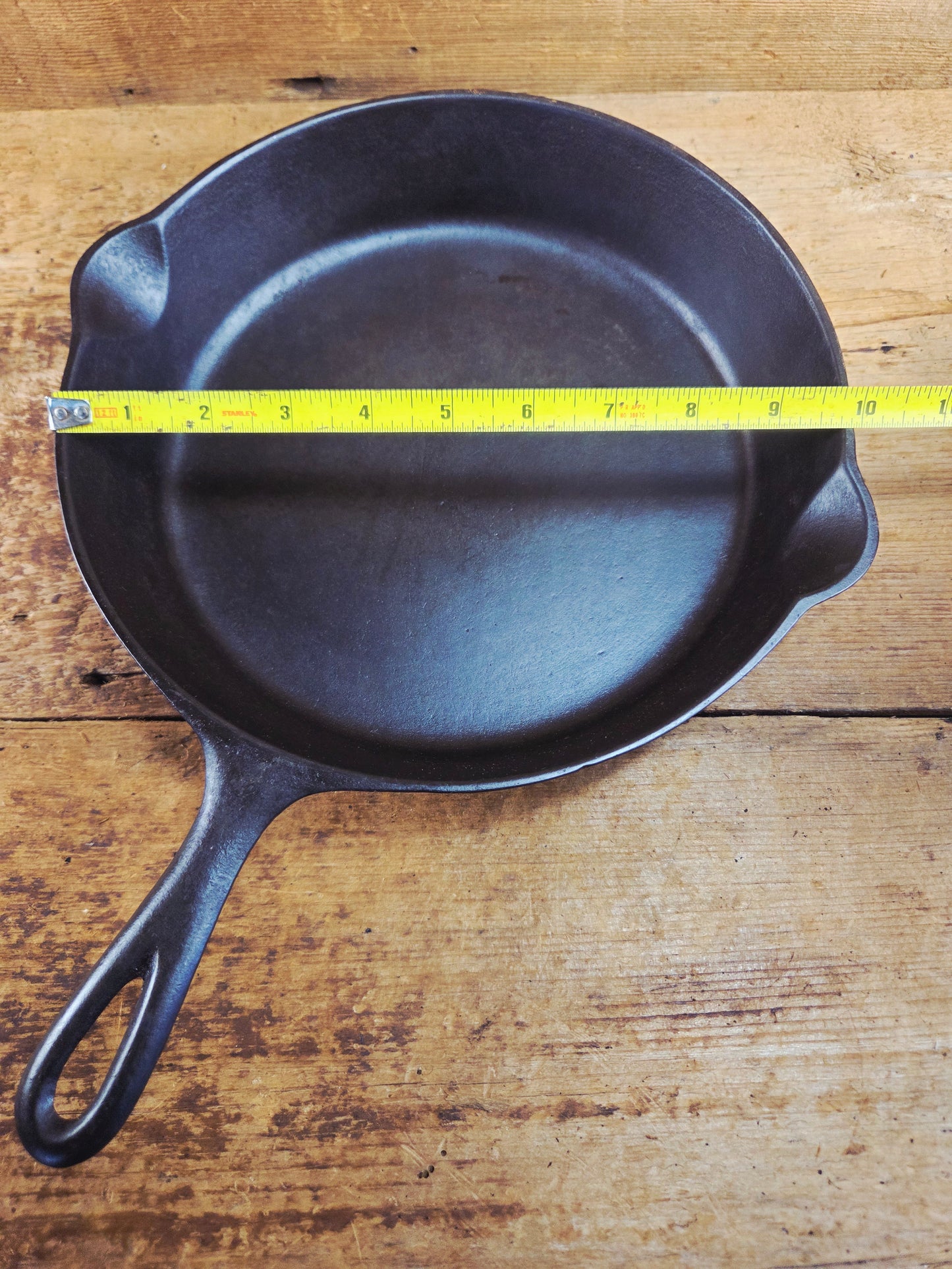 1910's very early Lodge #8 Cast Iron Skillet with Single Notch and Raised W at 6 O'clock position