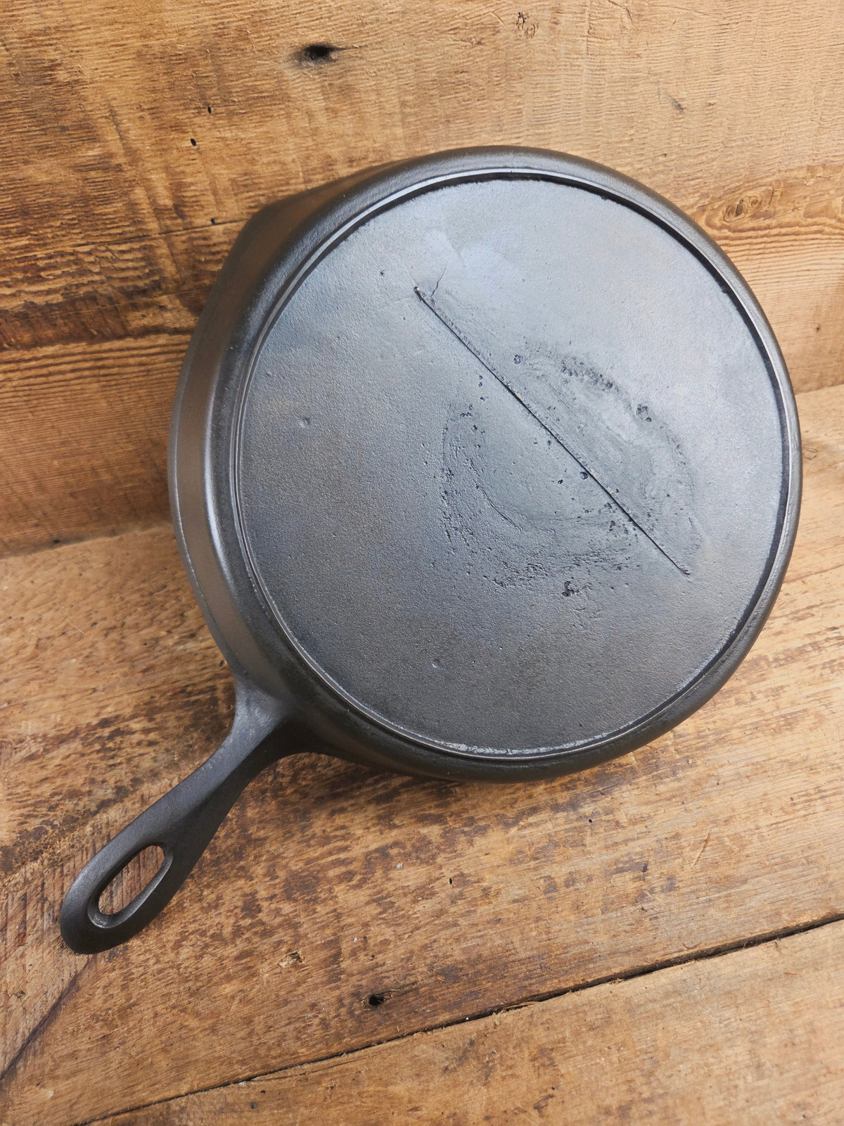 Antique elegant gate-marked unknown #9 skillet. Amazing condition Est 1880’s Era. Flat handle raised #9 Pattern Skillet